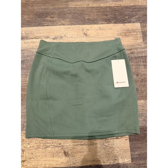 Lululemon Dresses & Skirts - Lululemon Scuba HR Green Mini Skirt Size Small NWT